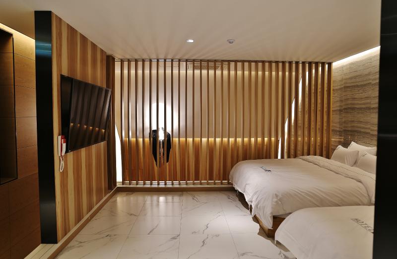 照明点缀的 20 个房间的 450 平酒店室内设计-11