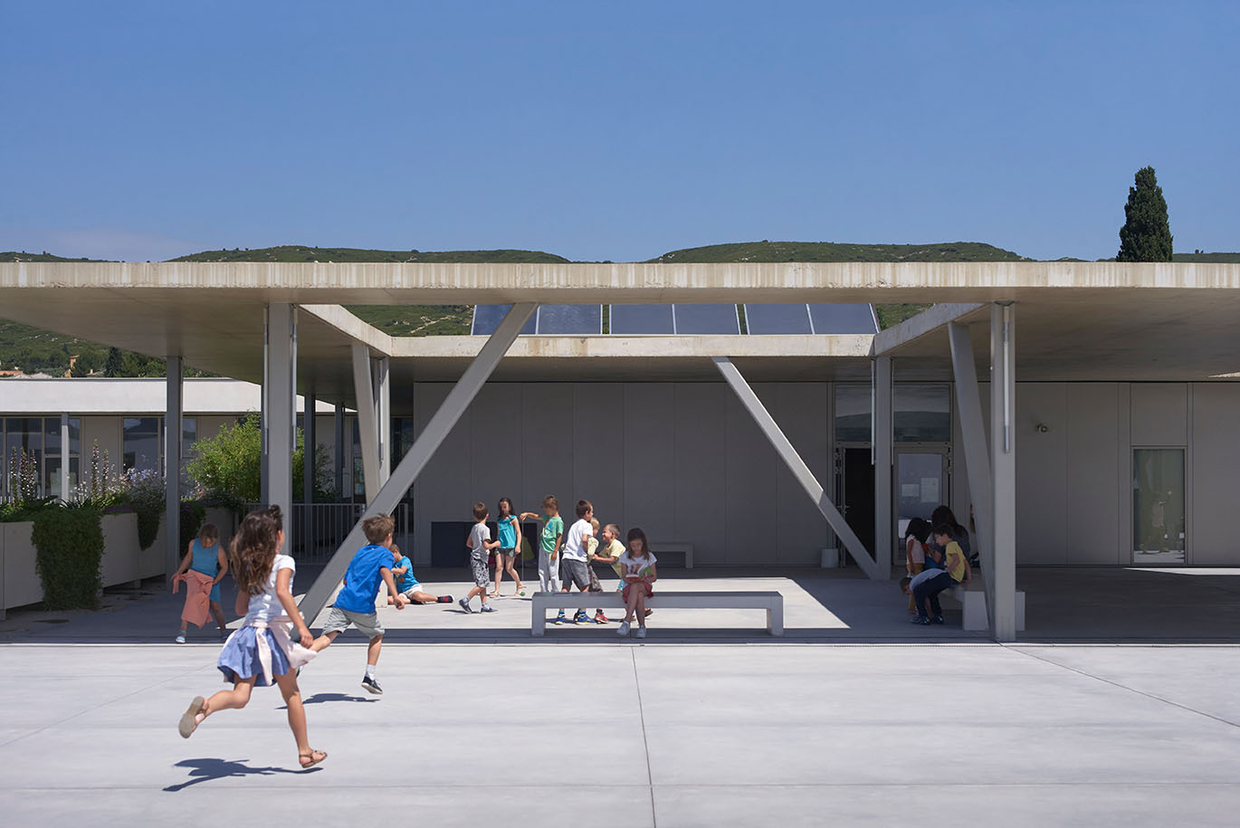 法国 Pomme de Pin 学校建筑群 | 室内景观丰富，融入自然-58