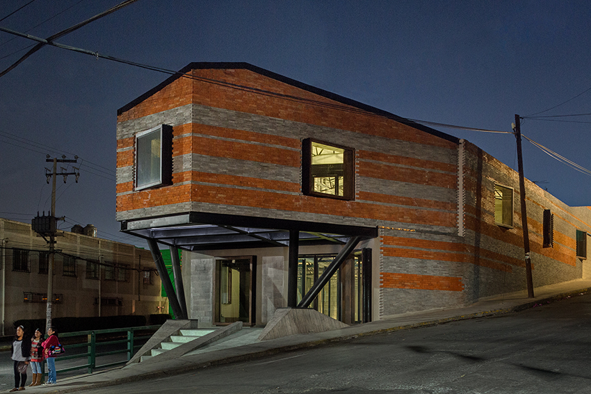 墨西哥城郊区的三角皇冠建筑-47