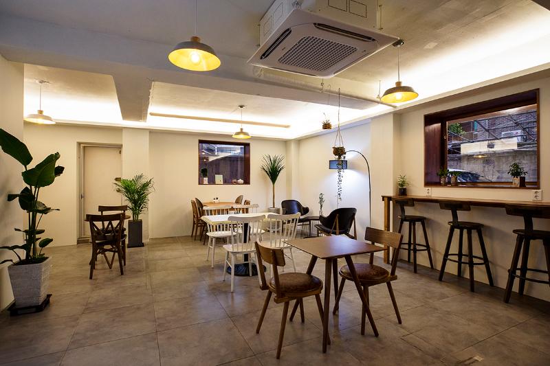 20 平米白色与木质元素打造温馨小资咖啡馆-4