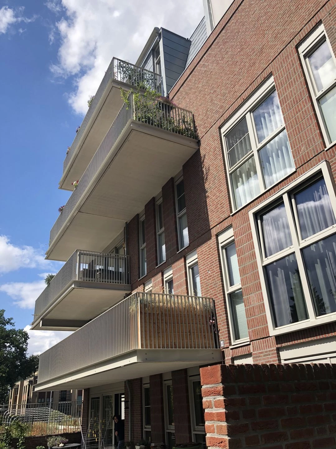 荷兰绿意盎然的三层别墅设计-19