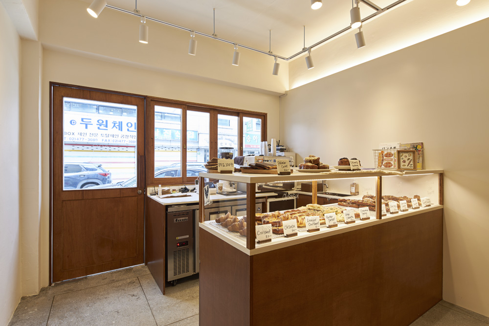 白色木纹打造极简小餐馆设计-4