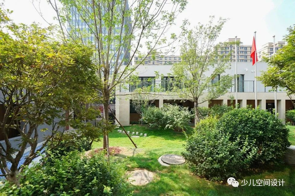 自然的木材，真正的草坪。这是一所和自然相接触能得到成长的园舍。-14