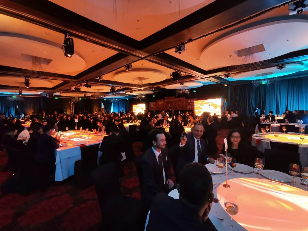 黑白极简,打造 330㎡顶层复式梦空间-2