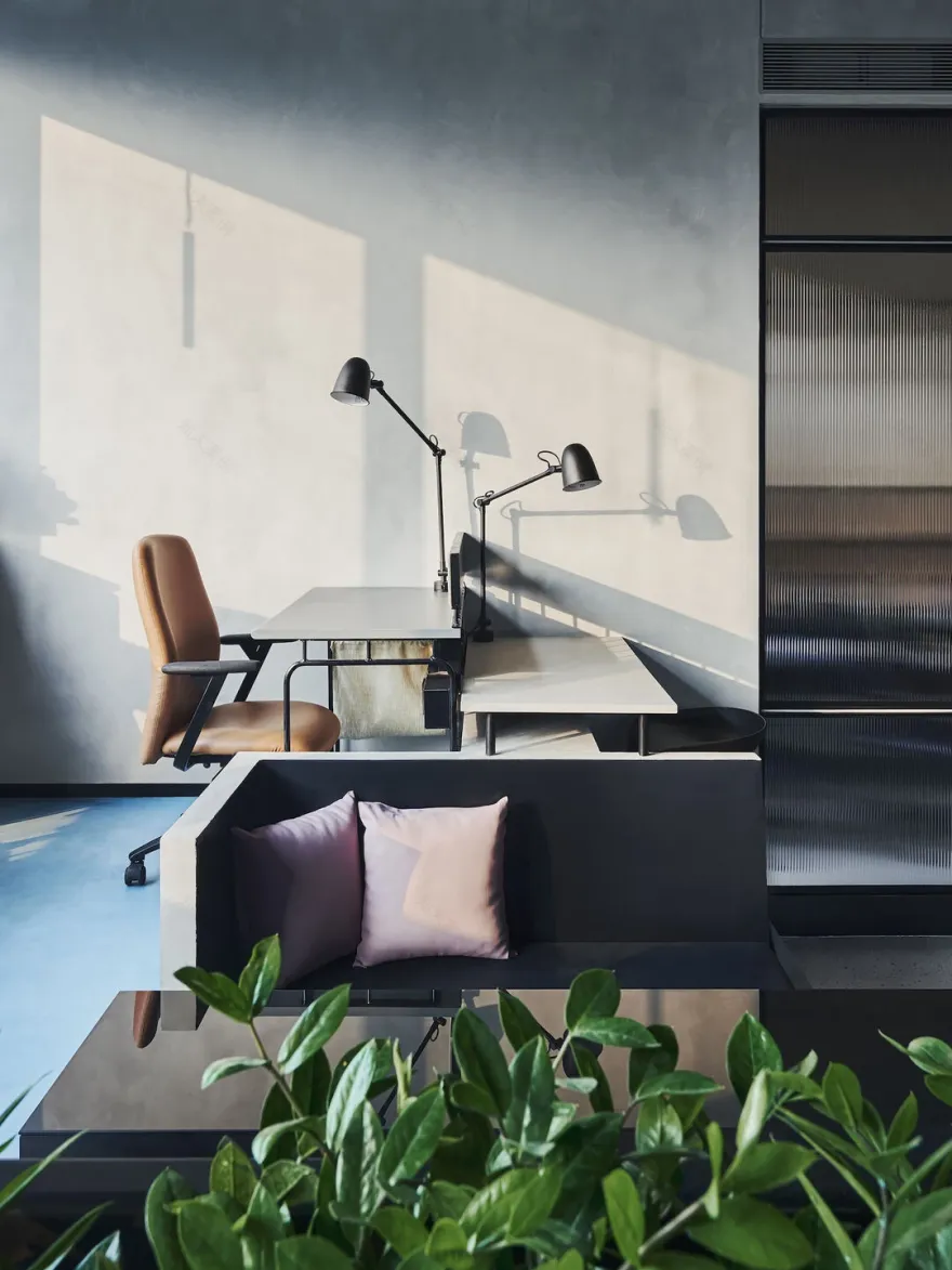 "Velox Motors Offices | 现代工业风格的灵活办公空间"-15