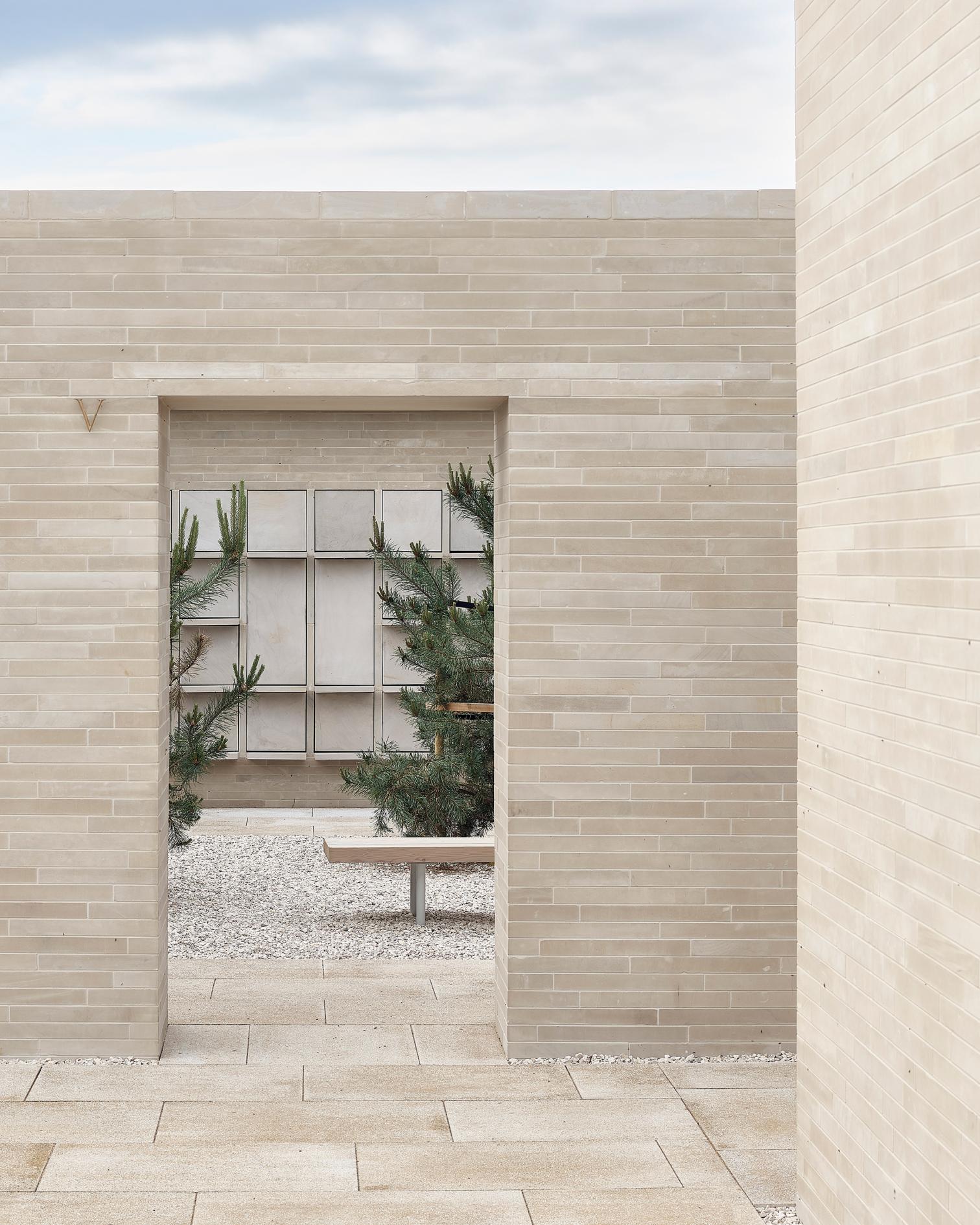 Complejo de columbarios en el cementerio municipal de Radom-22