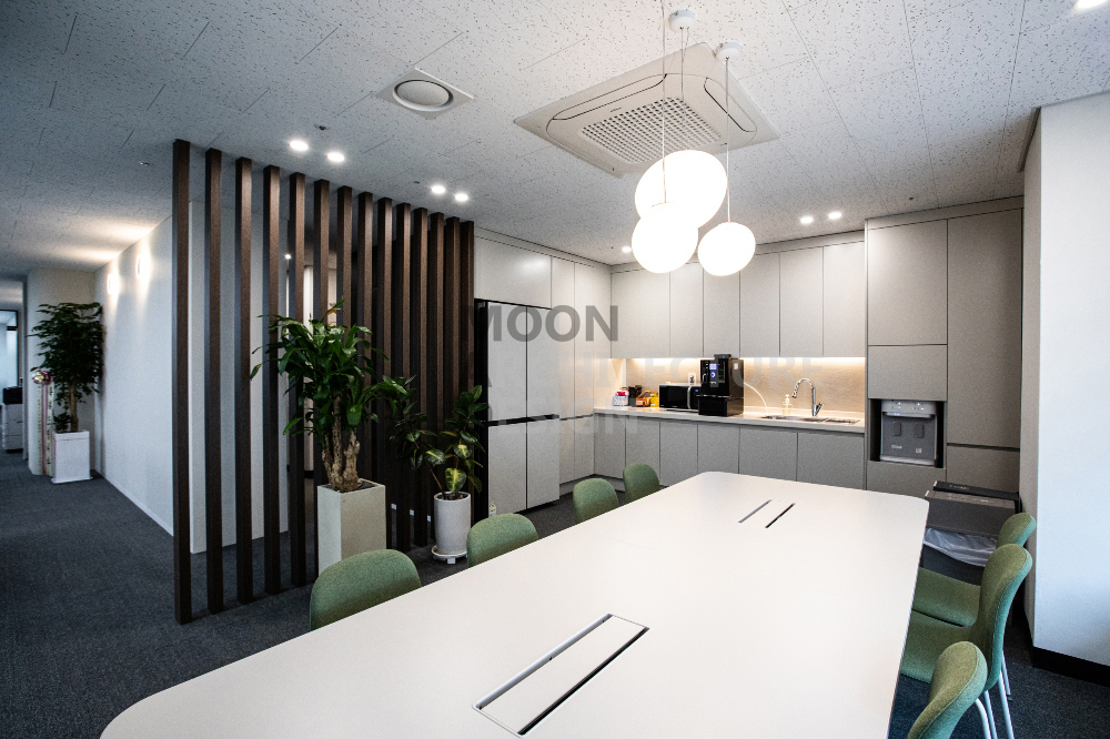 白色与木色的极简奢华 | 100 平米办公室的优雅内饰-5