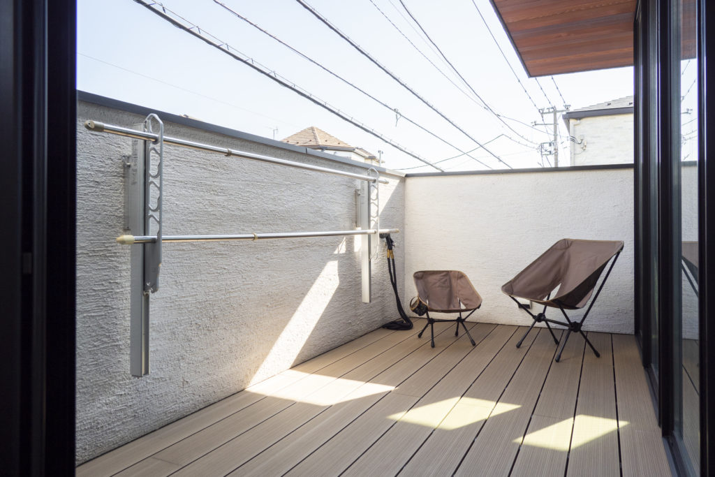 陽光が降り注ぐ　中央に設けた吹き抜けが家族の一体感を生み出す | Family | 100%LiFE-8