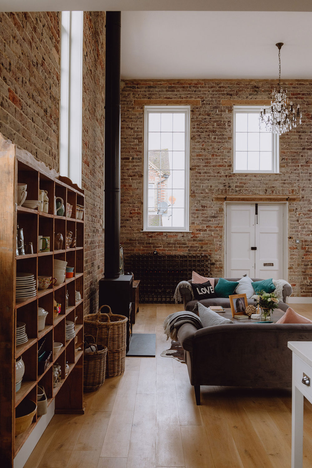 英国肯特郡前洗礼堂的时尚工业风格住宅设计-2