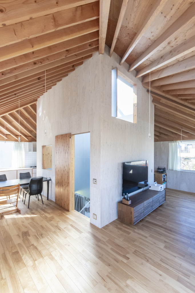 子どもが自由に走り回れる家空が見える階段室をコアにした回遊式空間で暮らす | Architecture | 100%LiFE-1