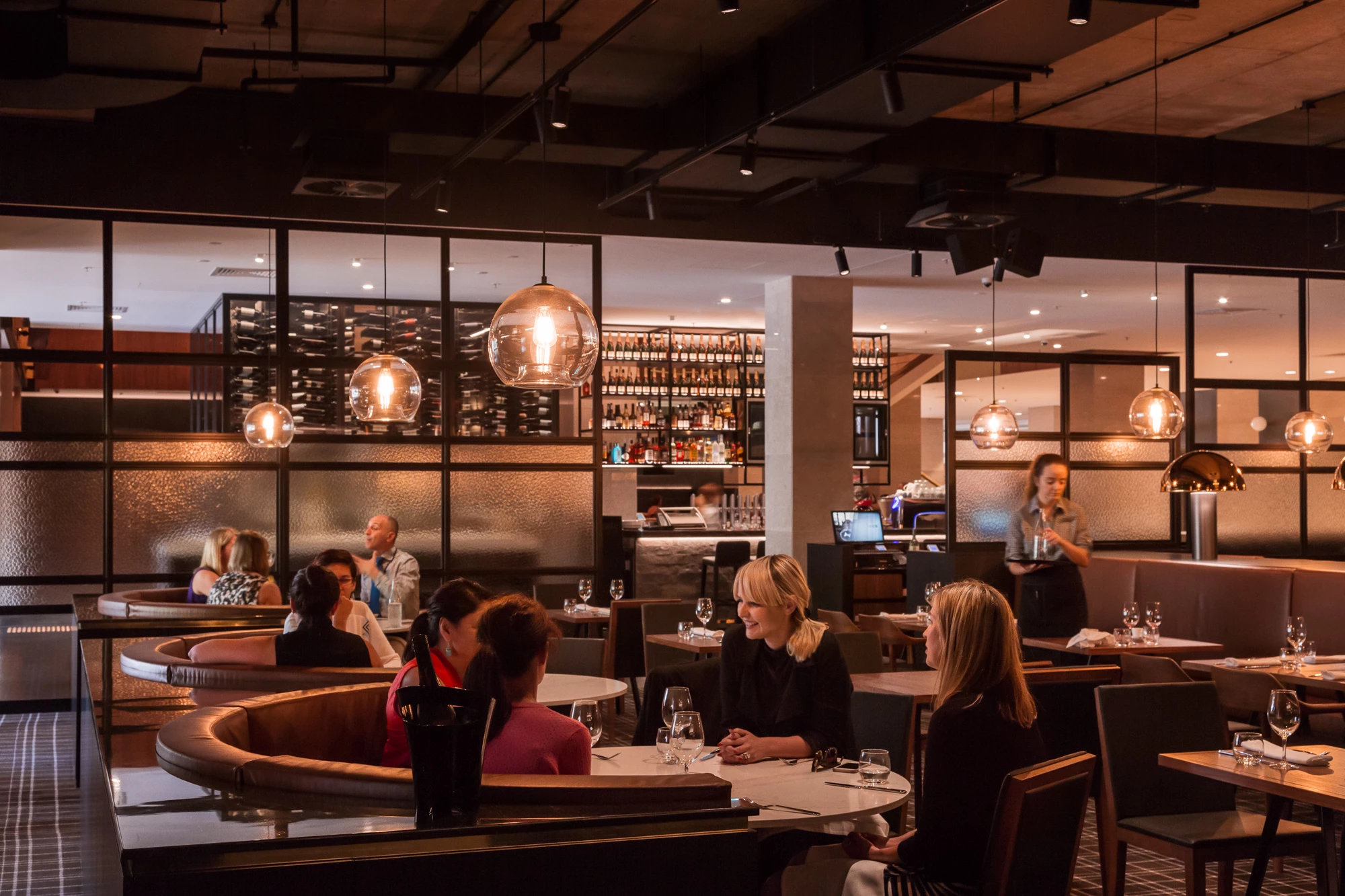 Landini Associates 重塑 Adelaide Hilton 酒店餐厅设计-11