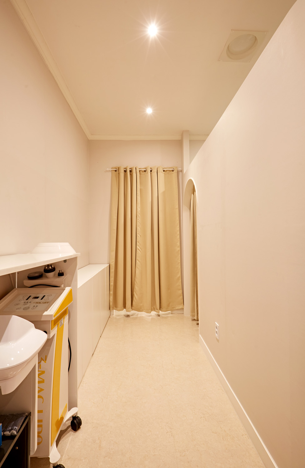 优雅温馨 12 平米皮肤商店设计-19