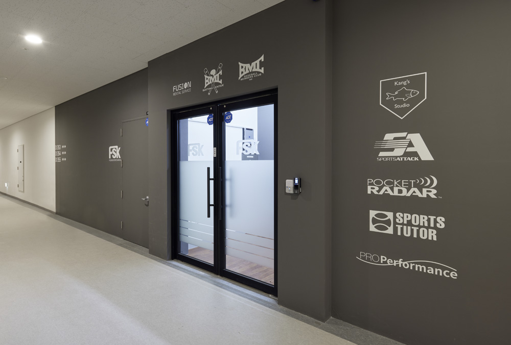 极简白与温暖木的 43 平办公空间设计-11