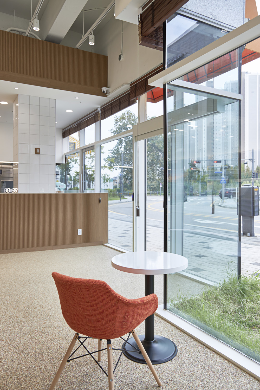 20 平米极简面包店，素雅空间里的精致设计-10