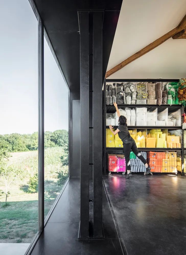 20 世纪 60 年代谷仓变艺术工作室,设计诠释对称性与景观关系-10