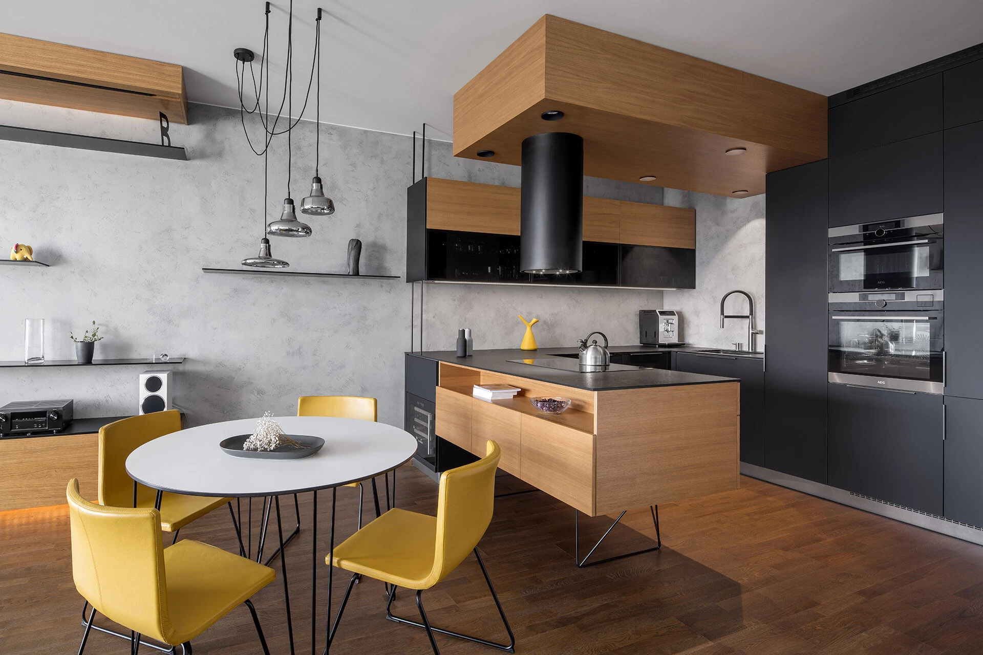 黑金工业风,捷克公寓中的宁静空间-13