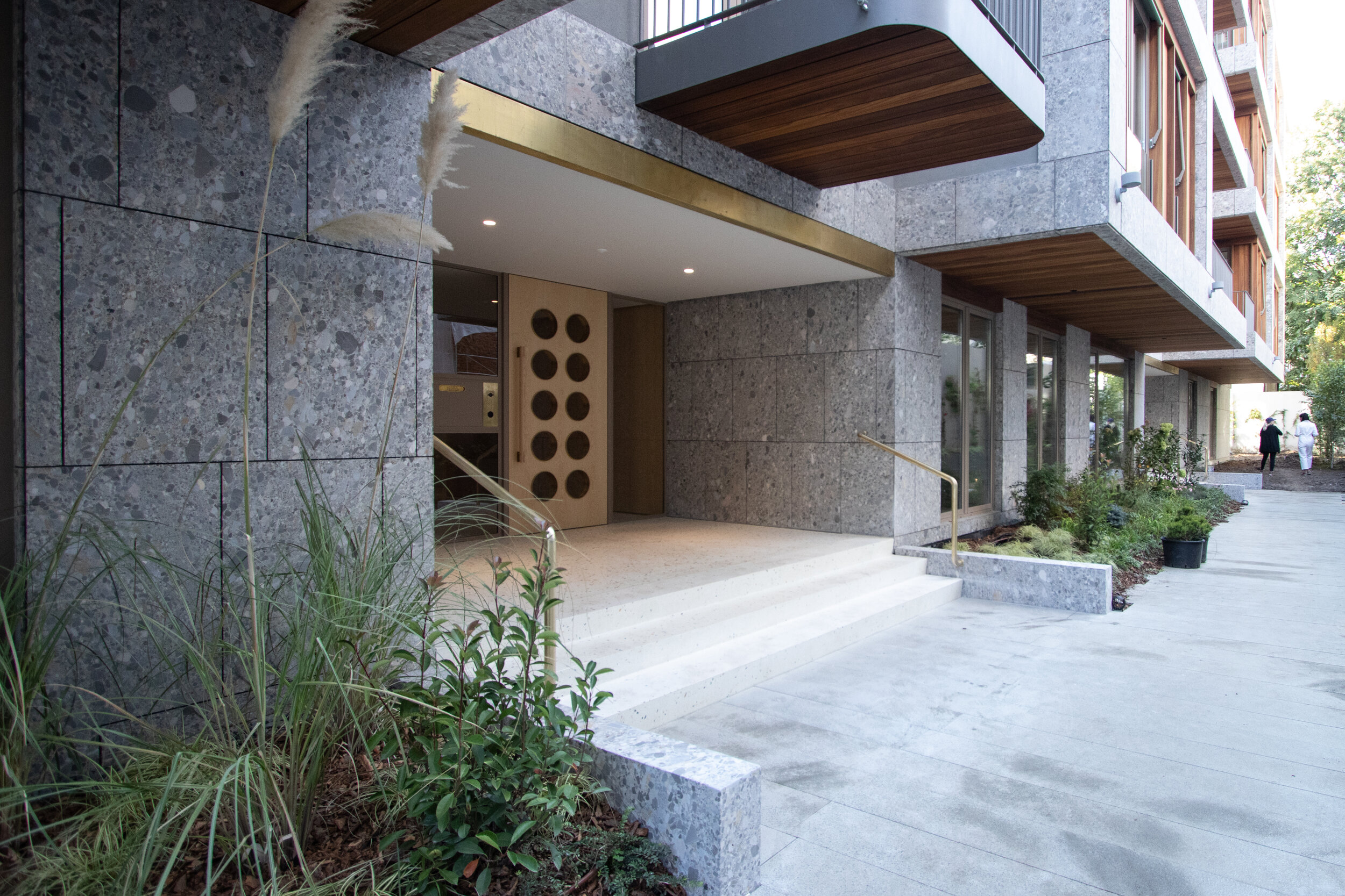 华沙6号

注：VARSOVIA是拉丁语中华沙（波兰首都）的名称这里6推测可能是编号之类，由于缺乏更多背景信息，按常规理解翻译为华沙6号  -2