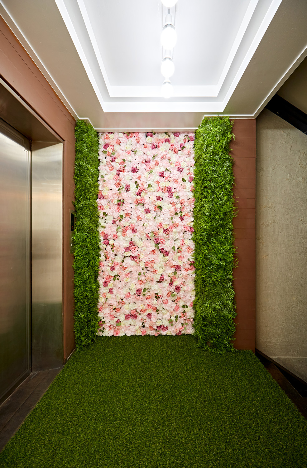 现代时尚的白色&木纹美妆店设计-17