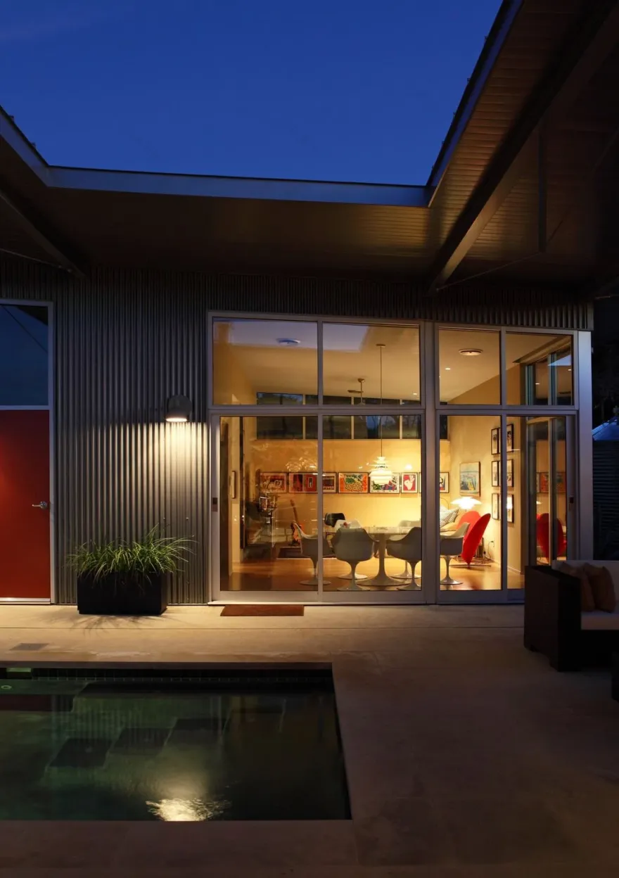 德州奥斯汀的"Villa Nuevo" | 夏日遮阳,室内外生活和谐共生-28