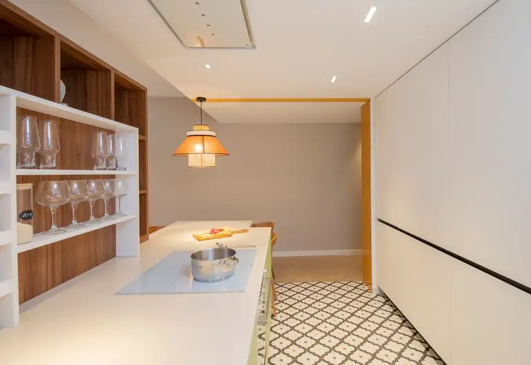 旋转家具打造开放式厨房,绿色与陶土色彩的巧妙运用-6