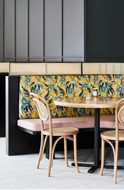 金色的;金黄色的;金的;金制的-147