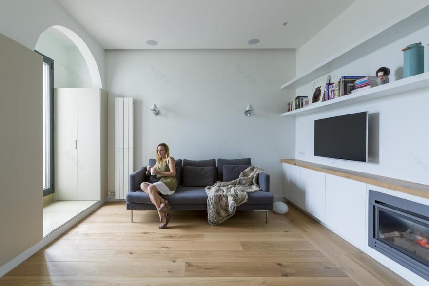 巴塞罗那工业风公寓设计,自然光与空间的完美融合-6