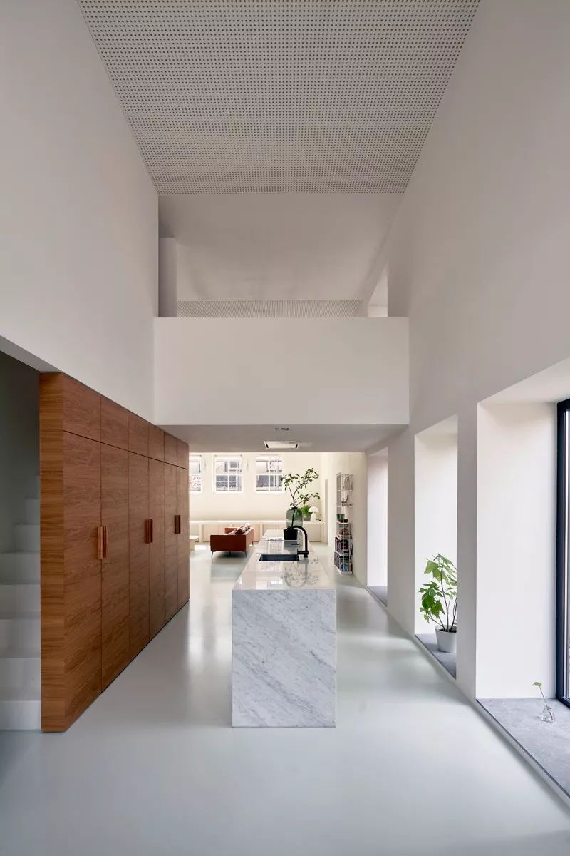 悬浮楼梯+吸引天花，给人最纯净感受的 LOFT 设计-27
