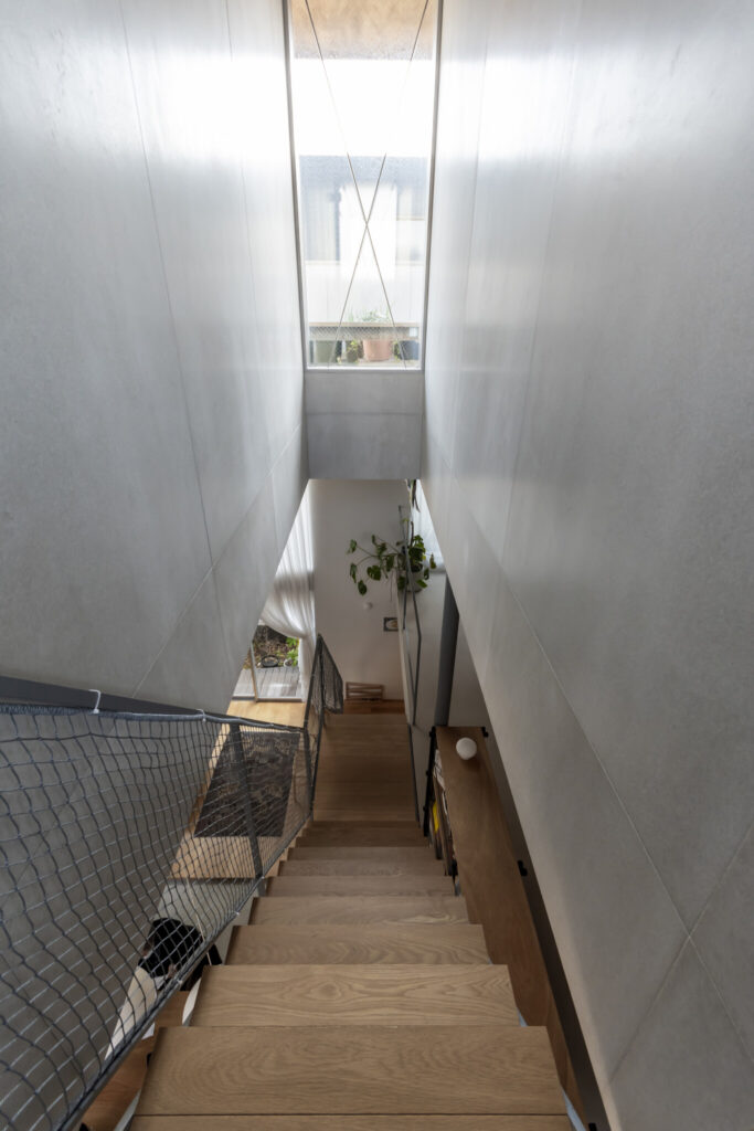 “路地庭”と“屋根庭”のある家　吹き抜けの窓を開けると心地の良い半屋外空間に | Architecture | 100%LiFE-11