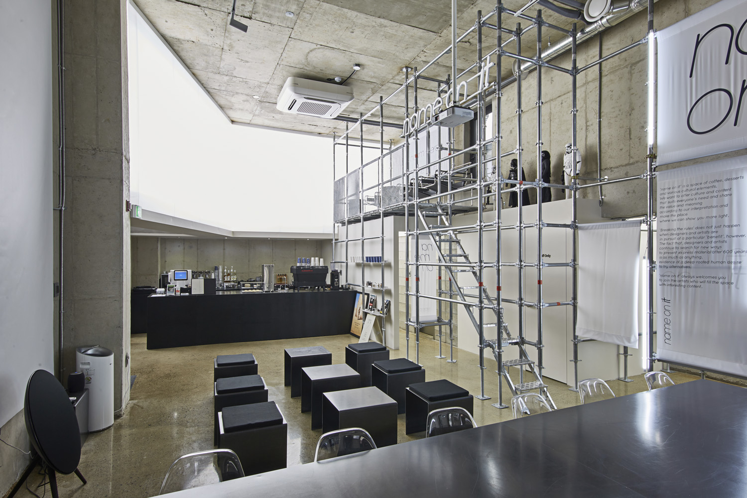 金属材质打造独特氛围的 50 平米咖啡厅-3