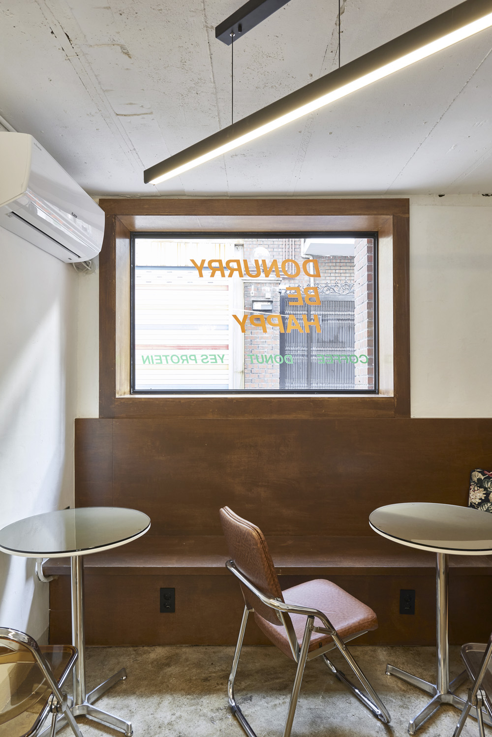 十平米打造温馨原木风咖啡馆，设计亮点一语道破-15