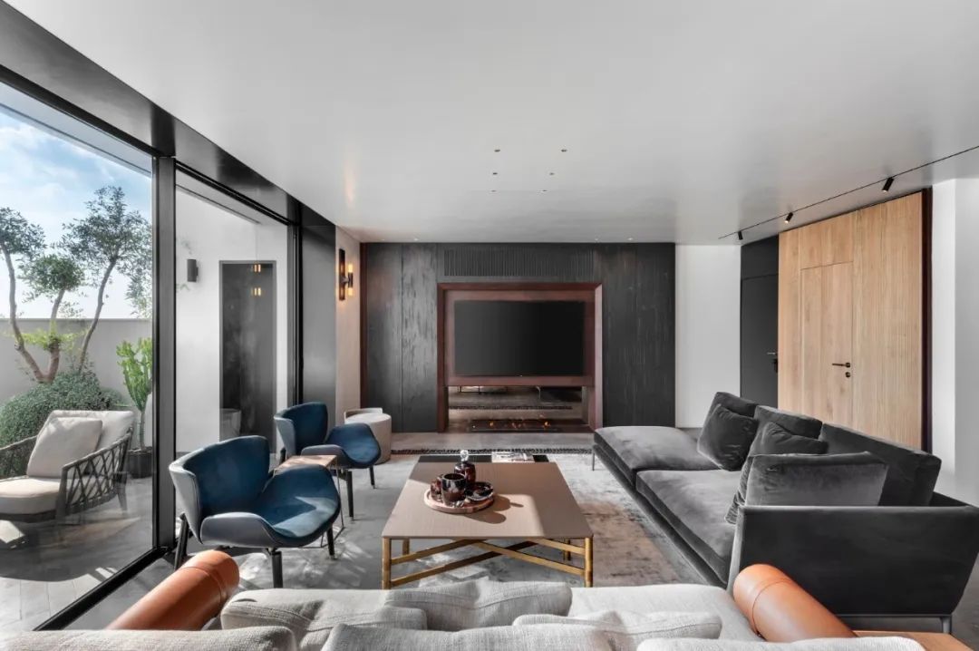 特拉维夫顶层住宅,黑白色调的时尚空间-30