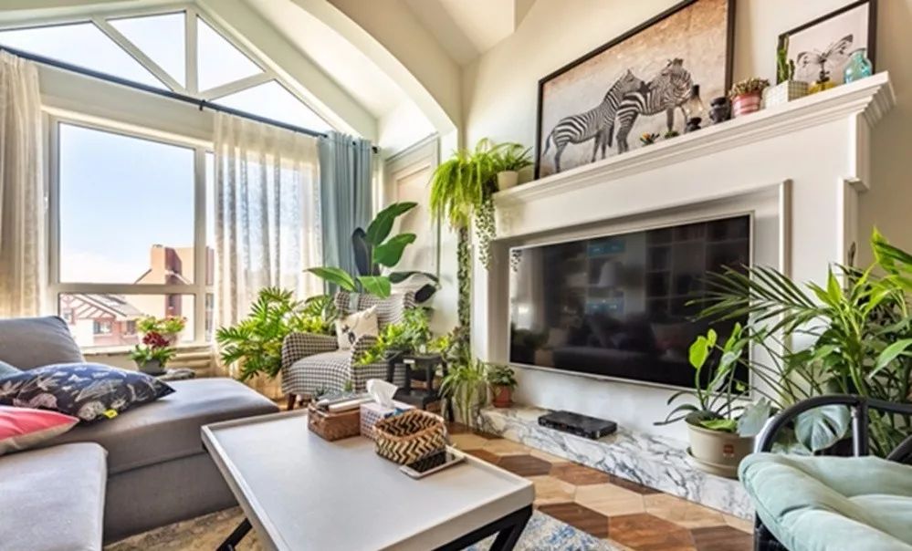 80㎡绿意盎然的家 | 生机壁炉、隐藏洗手台、循环廊道-3
