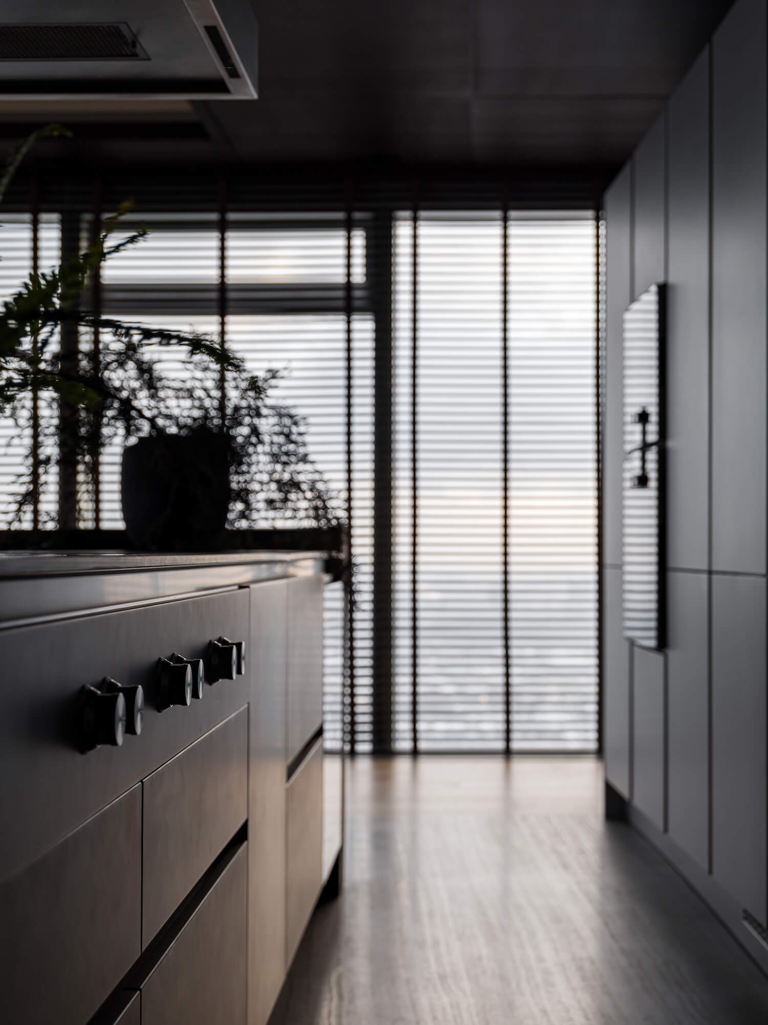 莫斯科黑色系公寓设计 既沉稳又有质感-11