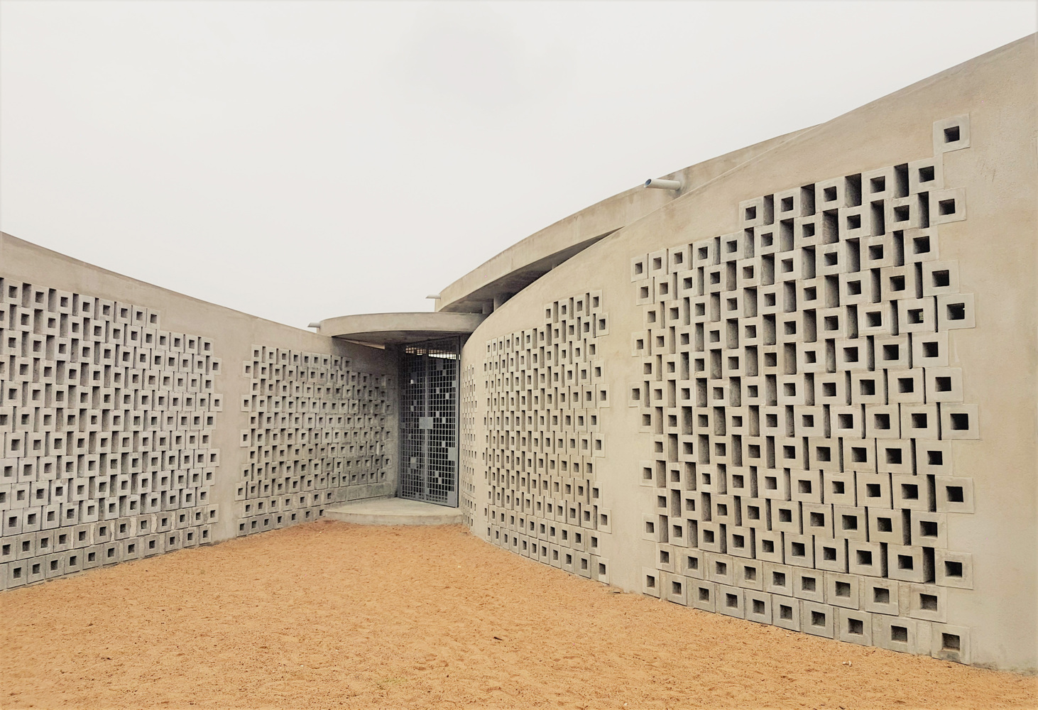 印度低成本社区中心,混凝土螺旋墙展现独特魅力-10