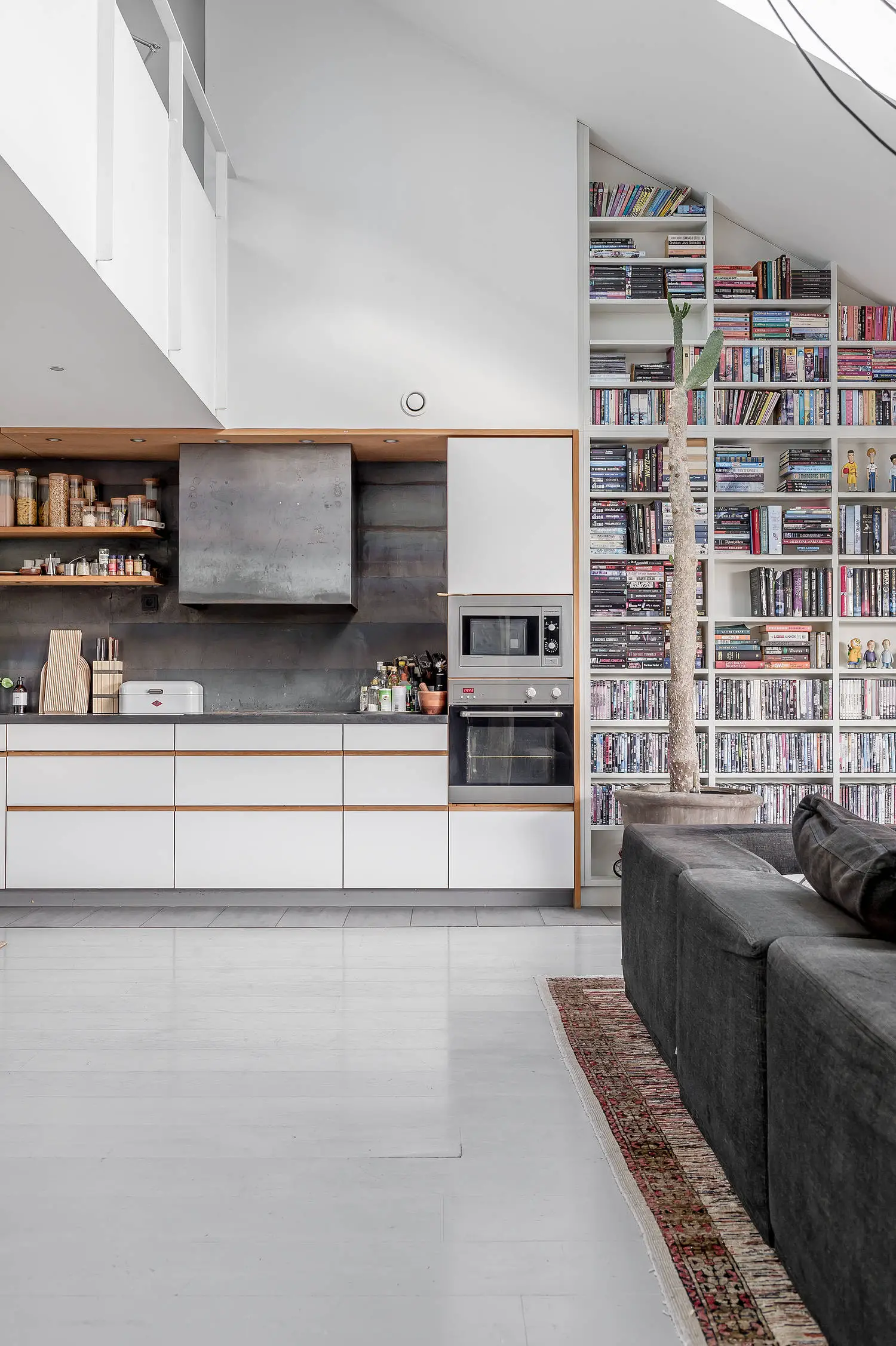 五米高书痴的瑞典复式公寓-4