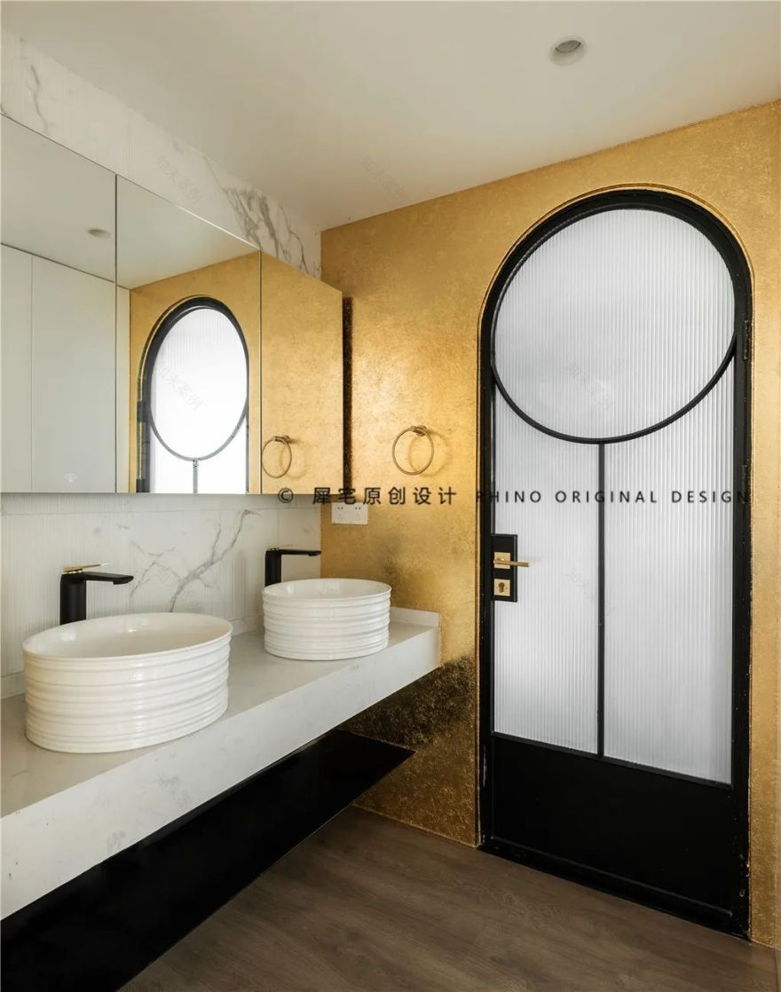 金箔上墙,无主灯设计,休闲式客厅,平平无奇的两室户改造后竟然这么出彩!-75