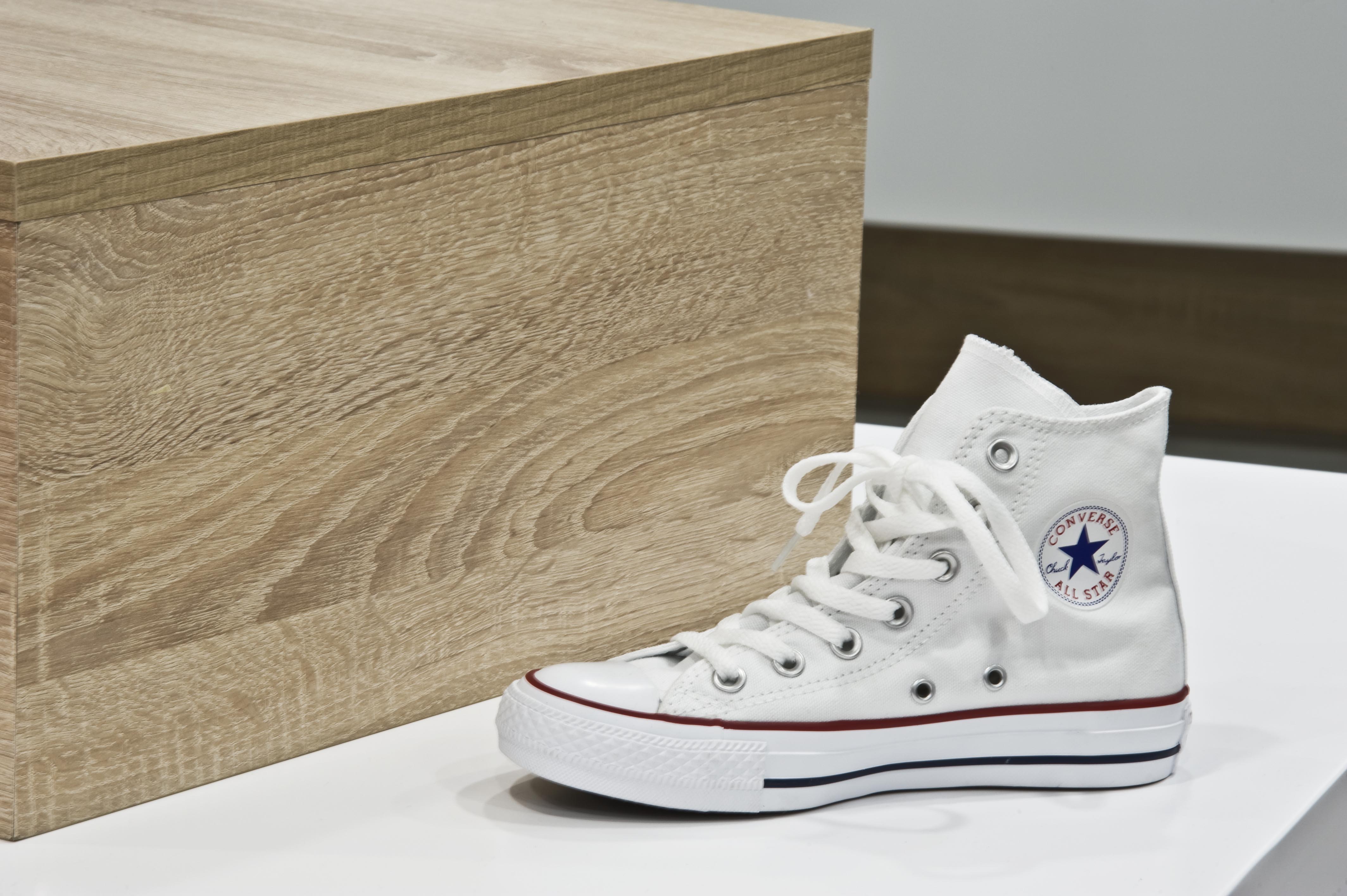 《火星之足》西班牙店 时尚运动鞋展示空间-9