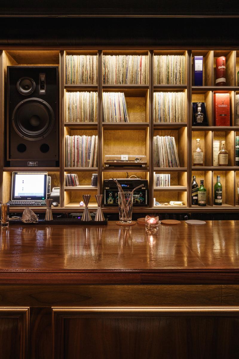 照明点缀的十平米温馨小酒吧设计-11