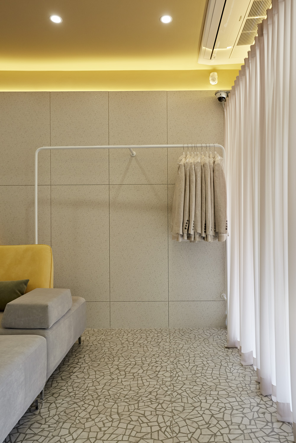 简约照明点亮 13 坪女性服装店-13