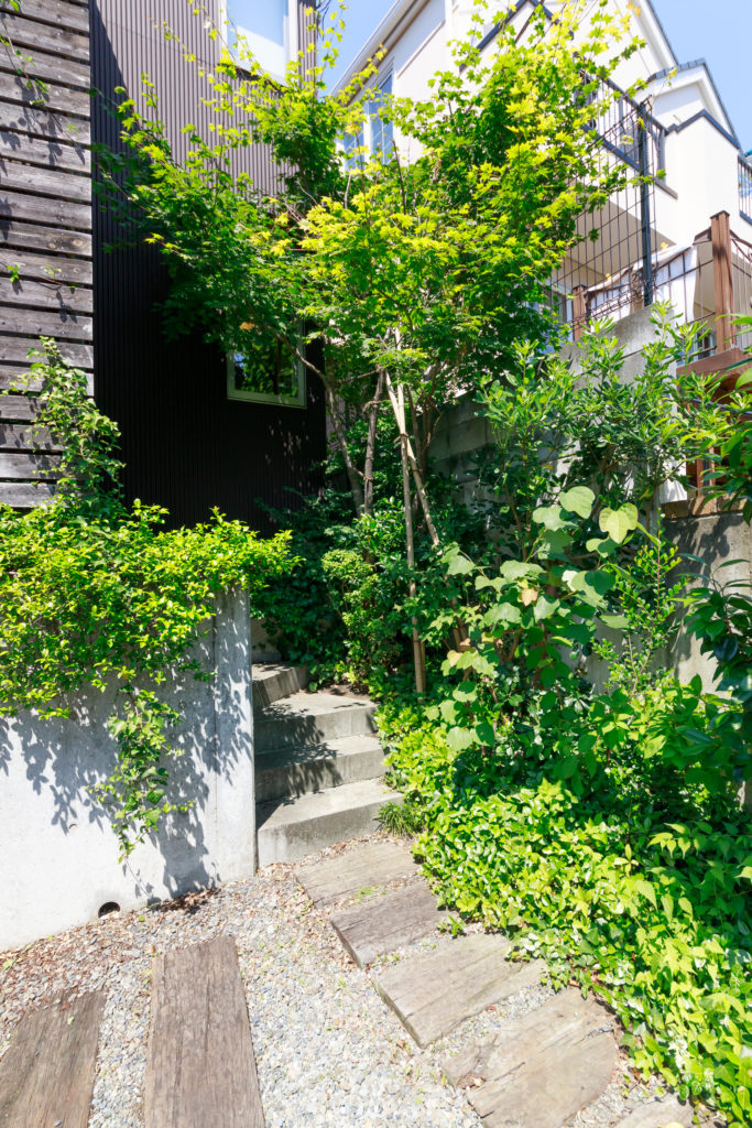 中庭はもうひとつの部屋日々の小さな変化を愉しむ自然の恵みで豊かな生活 | Outdoor | 100%LiFE-10