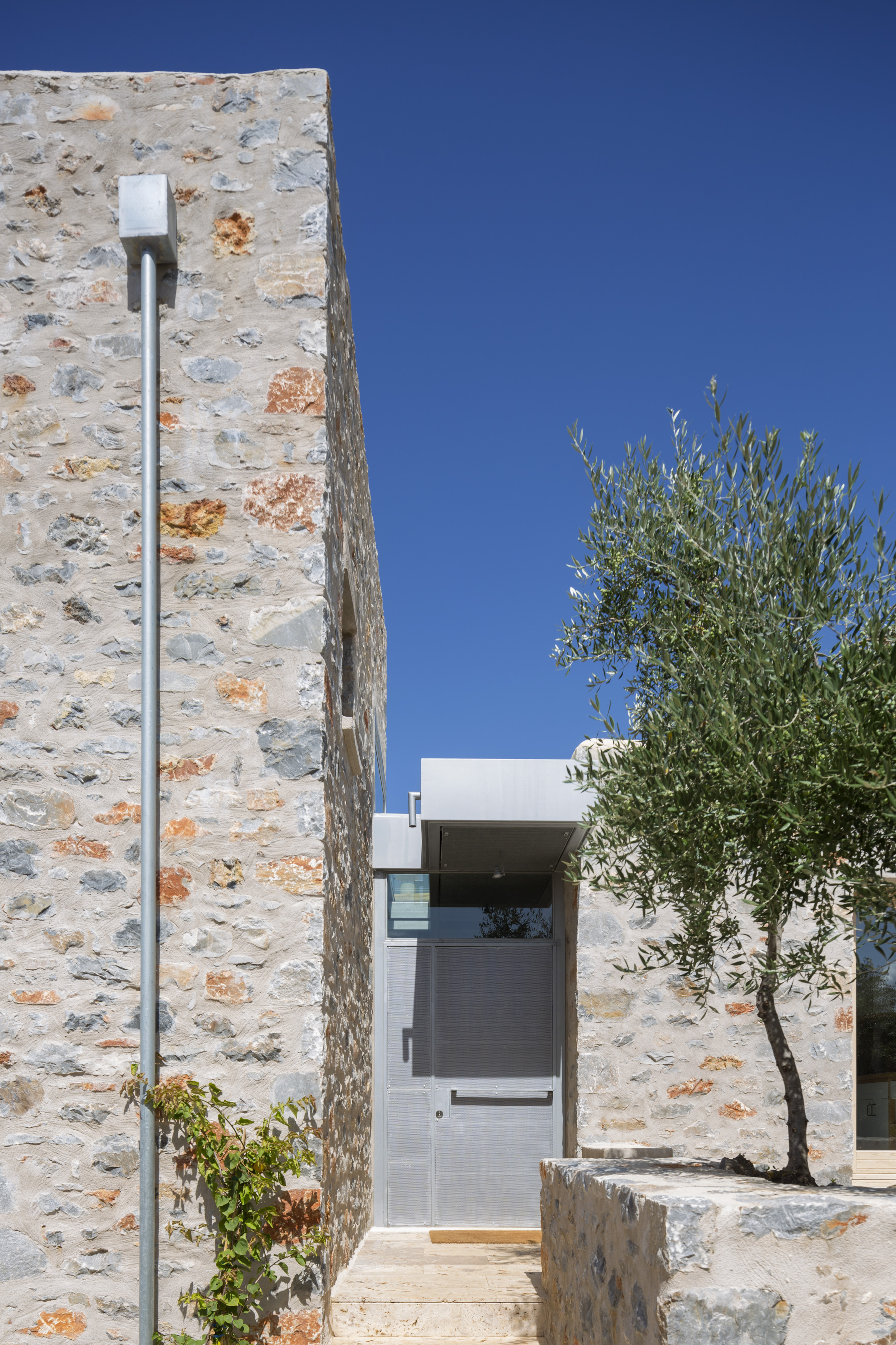 橄榄林中的石筑别墅-23