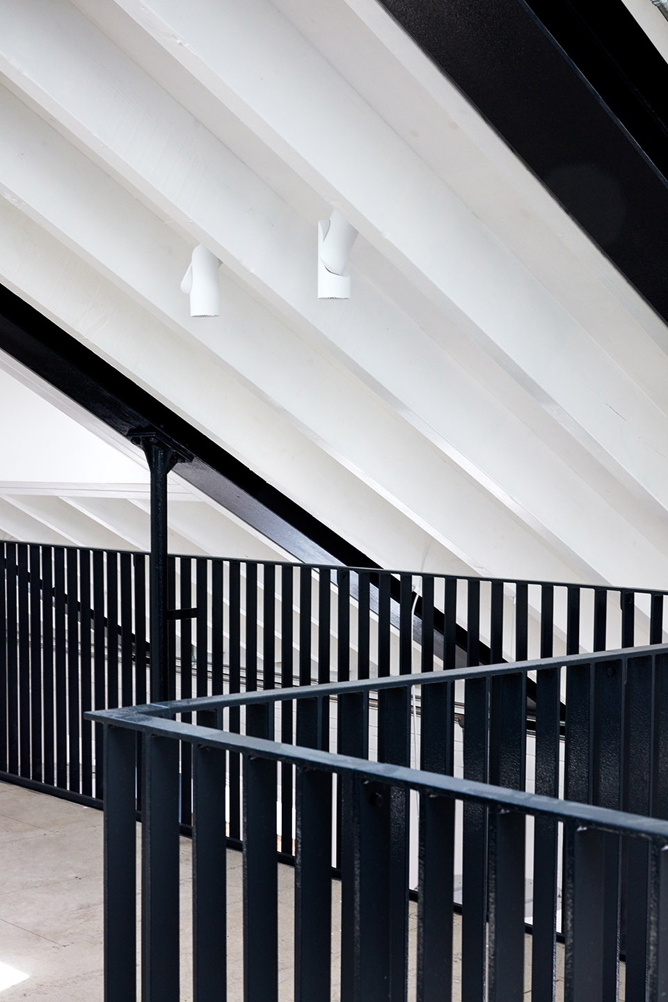 伦敦工业风办公楼，开放式空间展现原始魅力-14