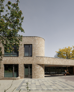 SO Fier School  / EVA architecten