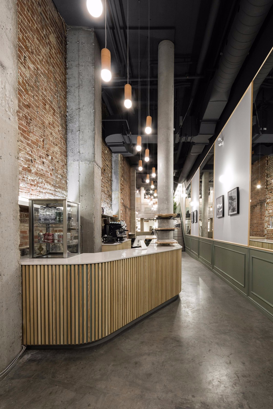 黎巴嫩小吃面包店，系列灰木家具得人心。-2