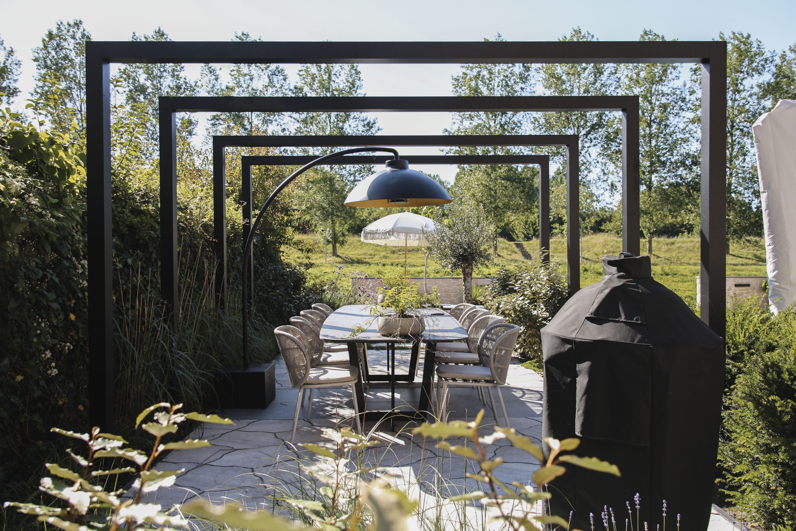 Tuin make-over met een overkapping, tuinmeubelen & zwembad-9