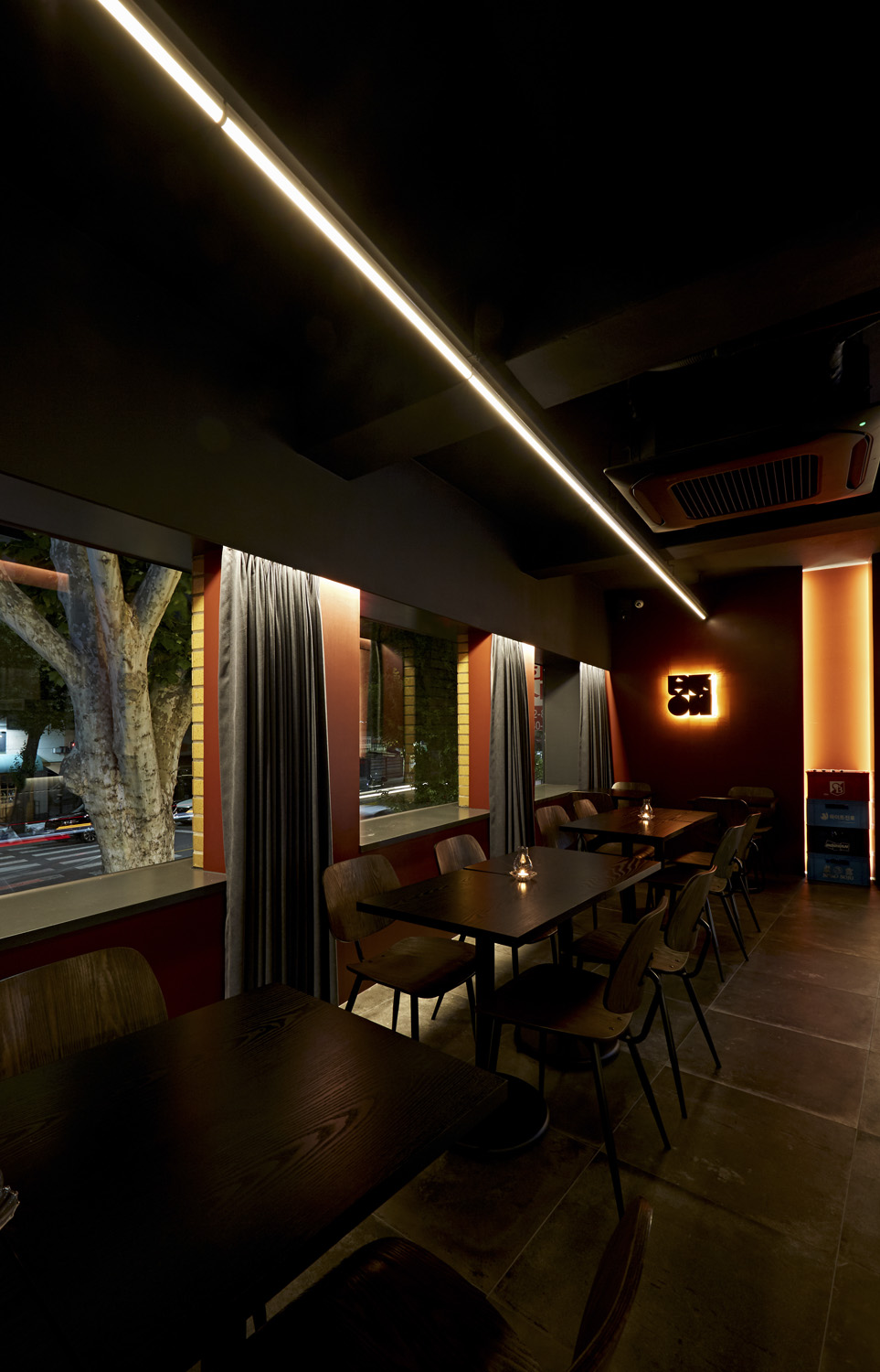 13 坪现代简约餐厅设计，黑白色调的魅力空间-9