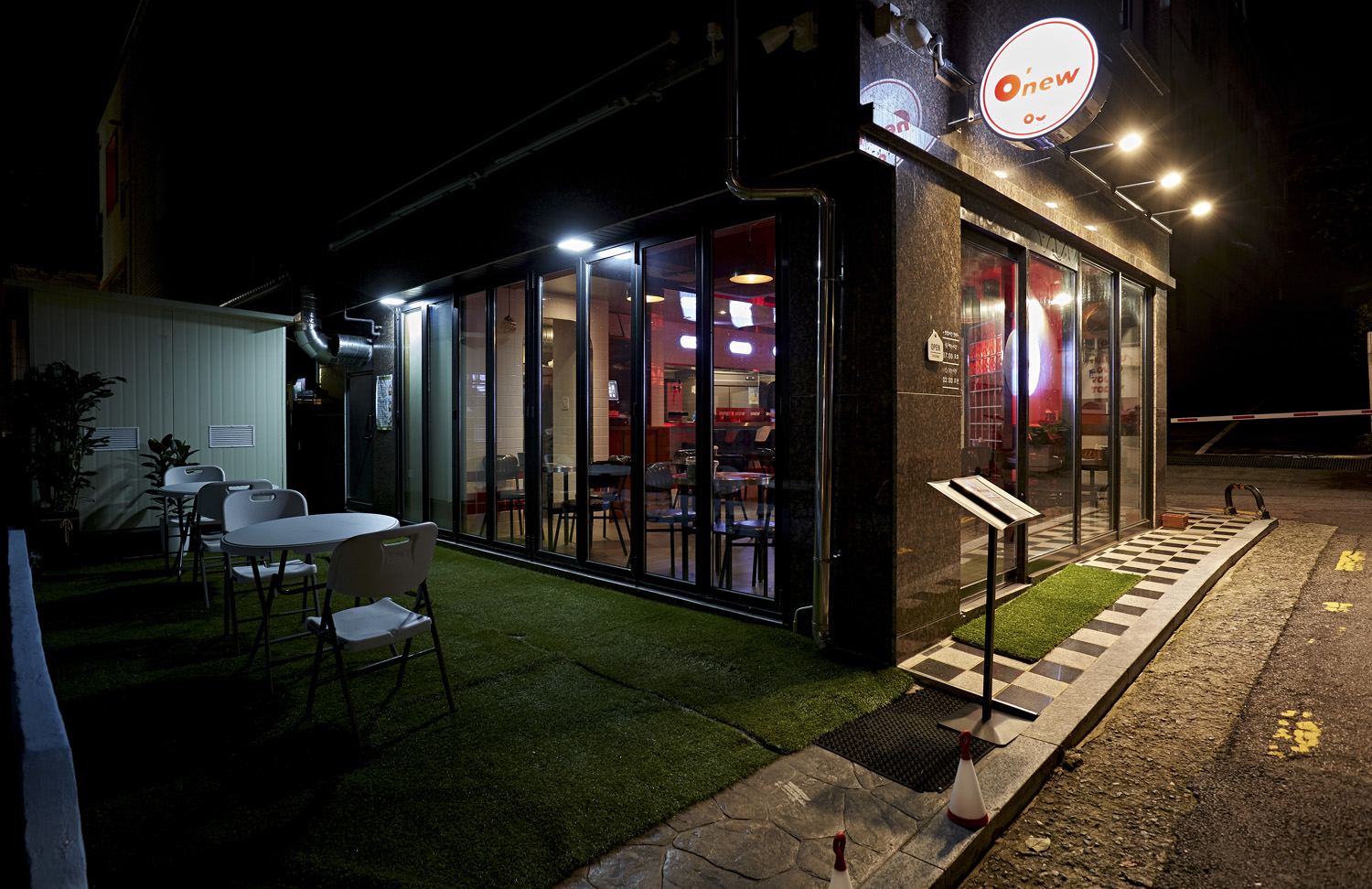 光影营造独特氛围的 18 坪小酒馆设计-20