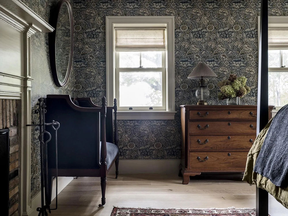 温馨农场住宅，花卉墙纸与复古家具的完美融合-18