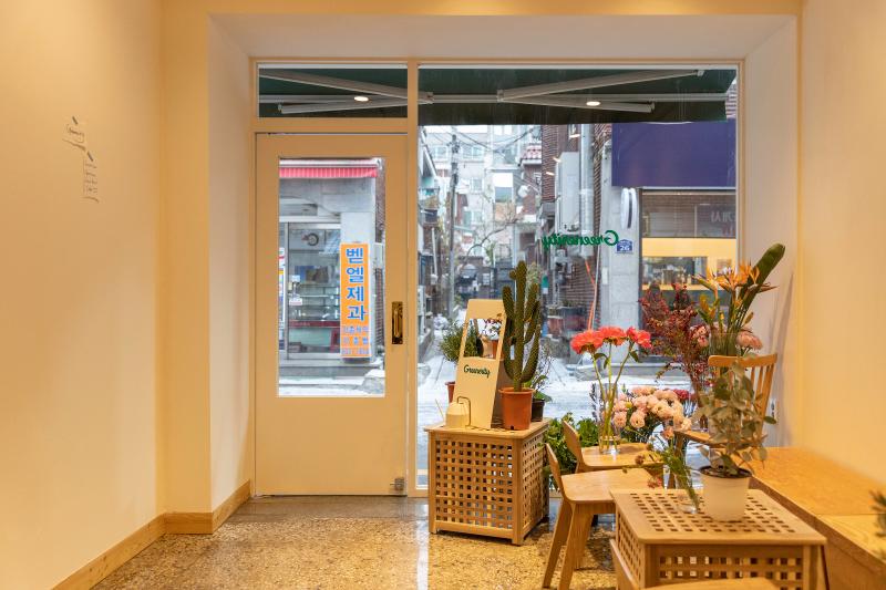 七坪空间的奇幻之旅 | 白色与木质的温馨咖啡馆-4