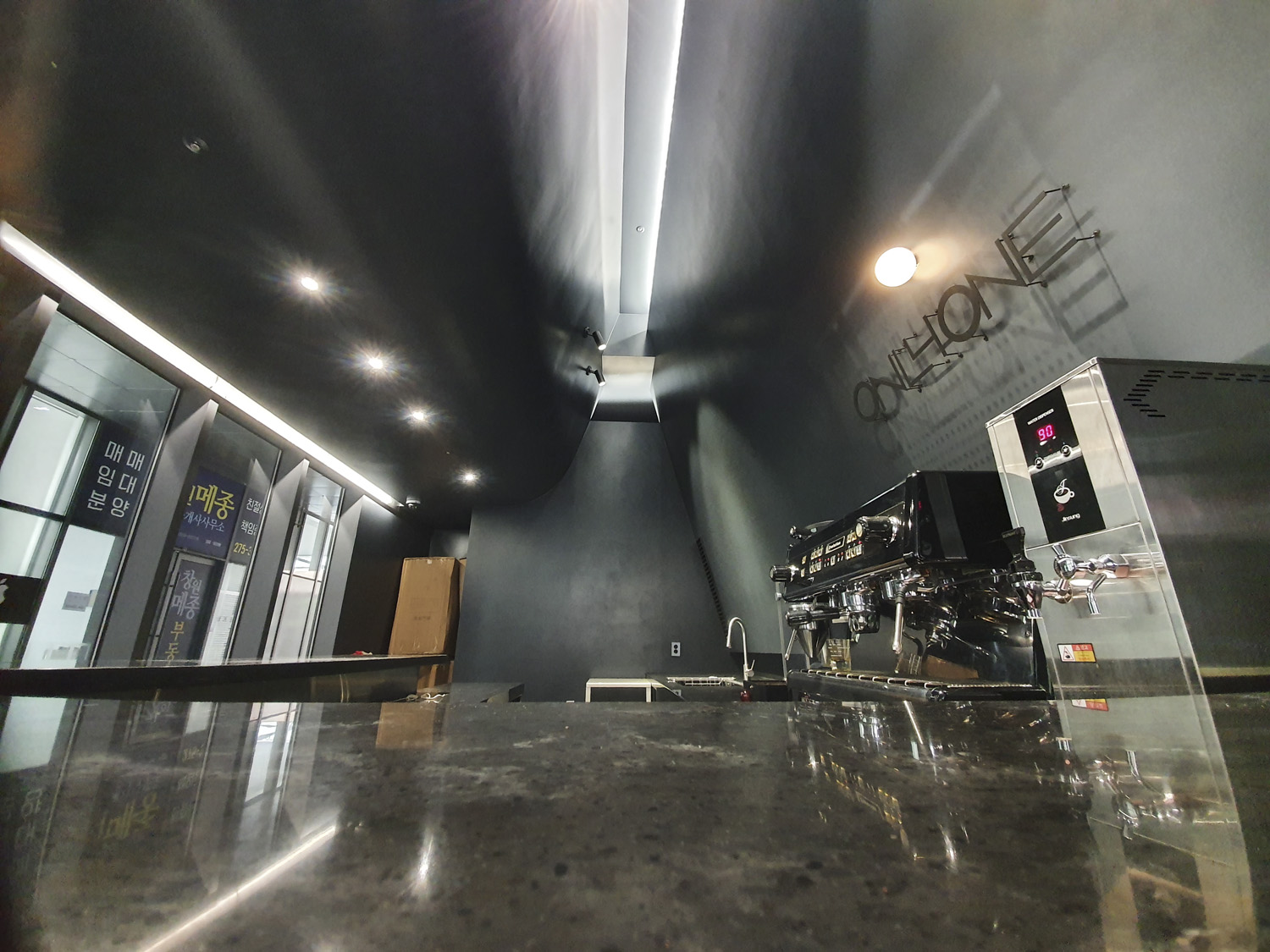 十平米咖啡厅，照明点亮黑色调的神秘空间-5